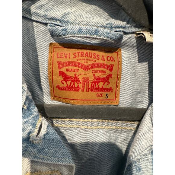 Levi’s Denim Trucker Jacket, White Floral Embroidery - Picture 3 of 6